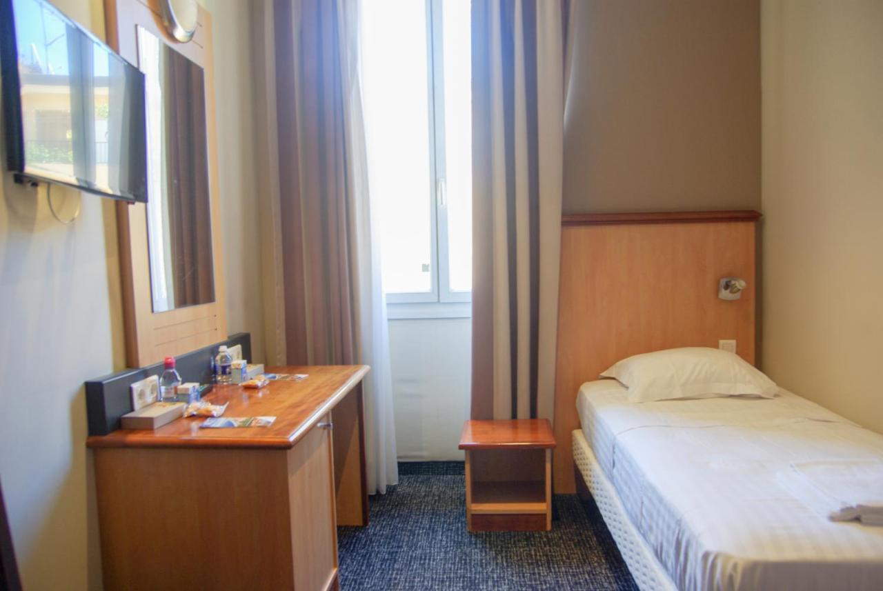 Double or Twin Room Private Bathroom